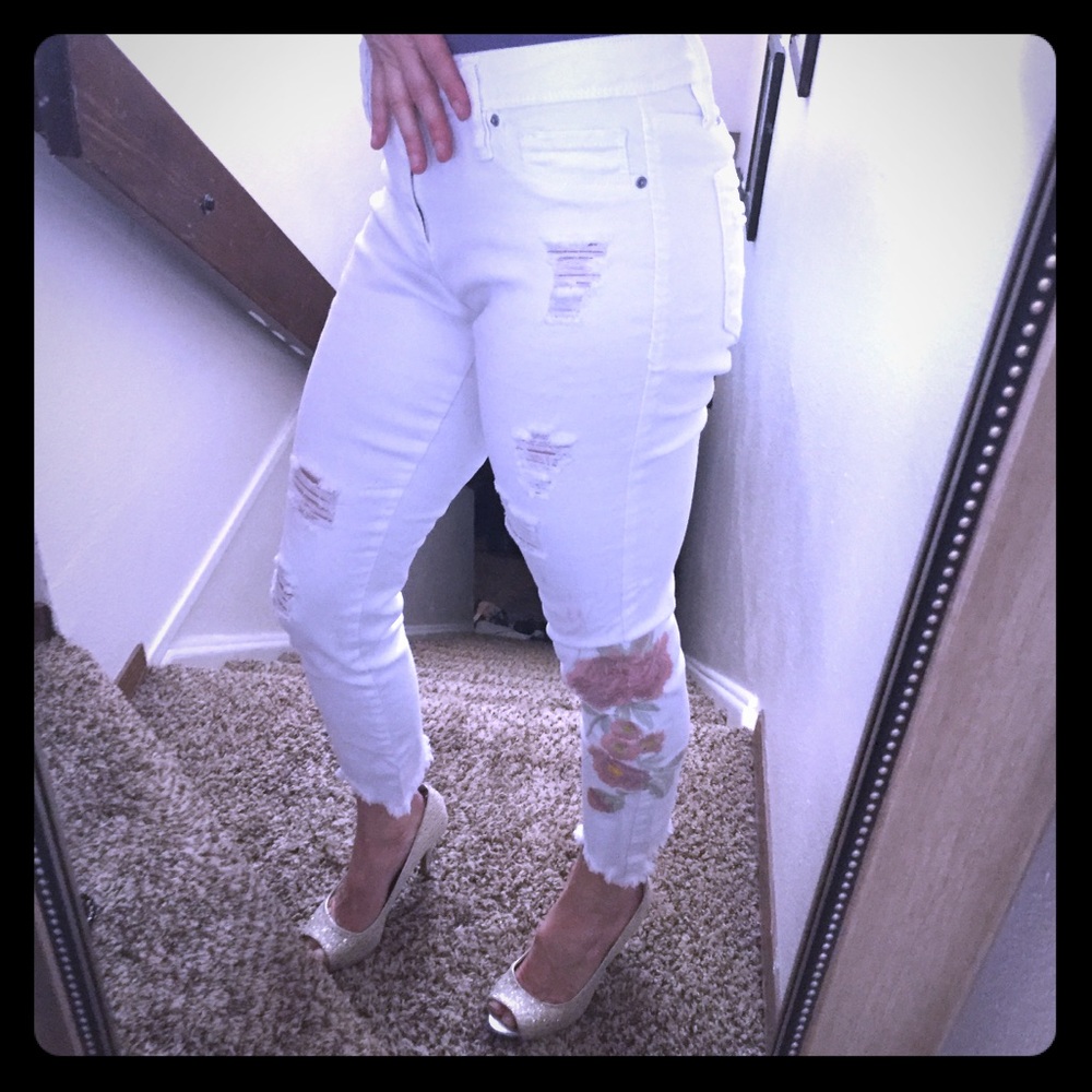 Embroidered 🌸 flowered white denim stretchy jeans